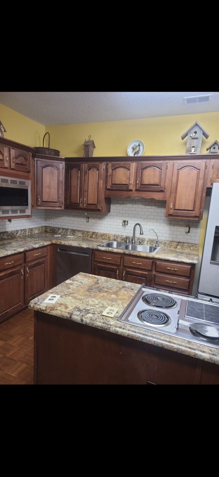 Kitchen backsplash & finishes