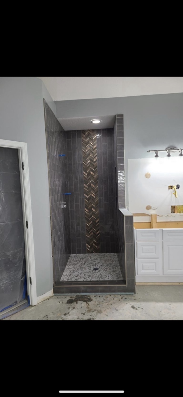 Shower tile & accent detail